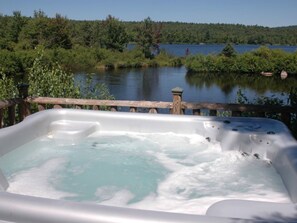 Outdoor spa tub - Raquette Lodge (South Colton)