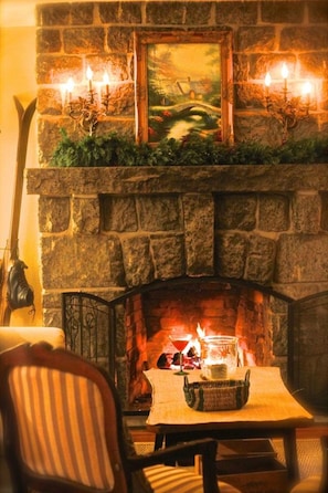 Fireplace - Elegant Acorn Cottage - Lodge In The Village Of Lake Placid (Lake Placid)