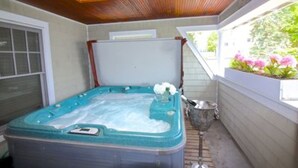 Outdoor spa tub - Elegant Acorn Cottage - Lodge In The Village Of Lake Placid (Lake Placid)