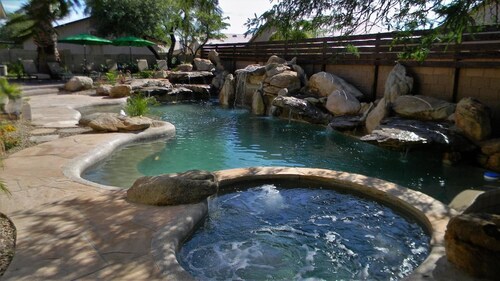 SLS Casa Royale - Ultimate Luxury Estate - Heated 7 Waterfall Pool, Spa, Volleyball & More