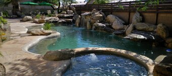 SLS Casa Royale - Ultimate Luxury Estate - Heated 7 Waterfall Pool, Spa, Volleyball & More