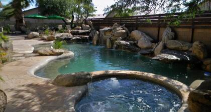 SLS Casa Royale - Ultimate Luxury Estate - Heated 7 Waterfall Pool, Spa, Volleyball & More