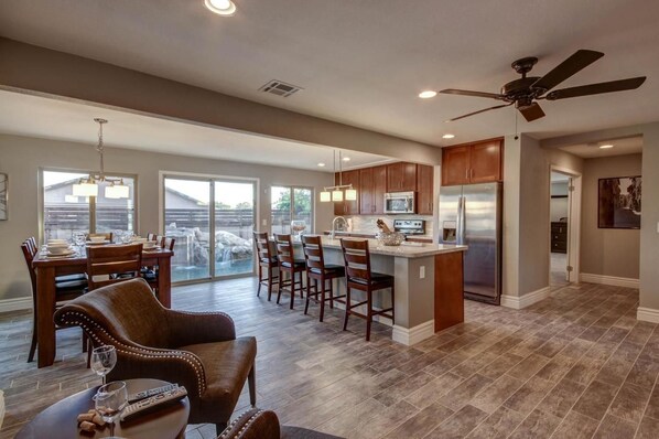 Zimmer | Essbereich im Zimmer