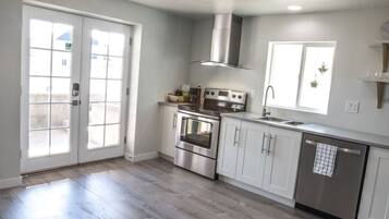 Room | Private kitchen | Fridge, microwave, oven, stovetop