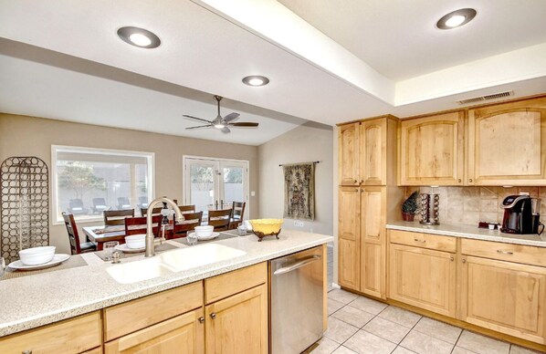 Kamar | Dapur pribadi | Lemari es, oven, dan kompor