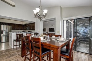 Phòng | Khu vực ăn uống tại phòng