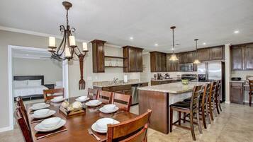 Rom | Eget kjøkken | Kjøleskap, ovn og kokeplater