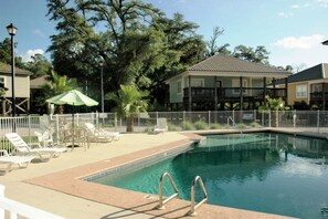 Outdoor pool - Riverfront Cottage (Foley)