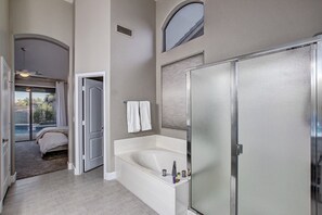 Kamar | Kamar mandi | Bathtub dan shower terpisah dan perlengkapan mandi gratis