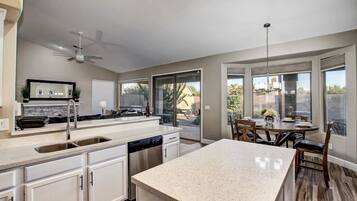 Room | Private kitchen | Fridge, microwave, oven, stovetop