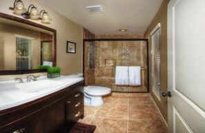 Zimmer | Badezimmer | Kostenlose Toilettenartikel