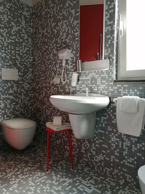 Comfort Triple Room | Bathroom | Shower, free toiletries, hair dryer, towels