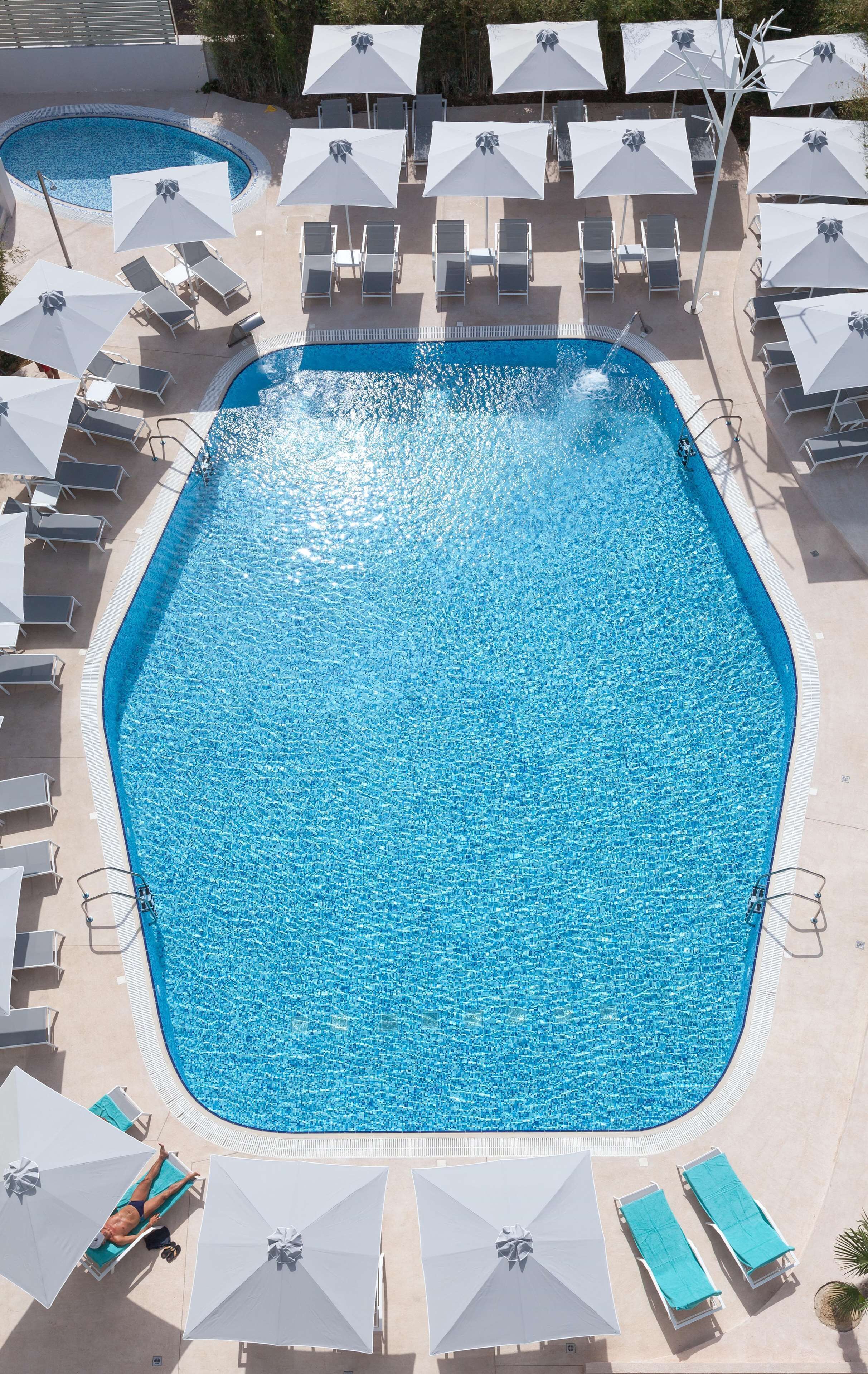 Innenpool, Außenpool, Sonnenschirme, Liegestühle