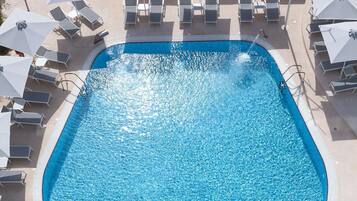 Innenpool, Außenpool, Sonnenschirme, Liegestühle