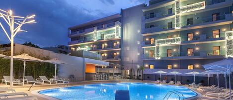 Piscine couverte, piscine extérieure, parasols de plage, chaises longues