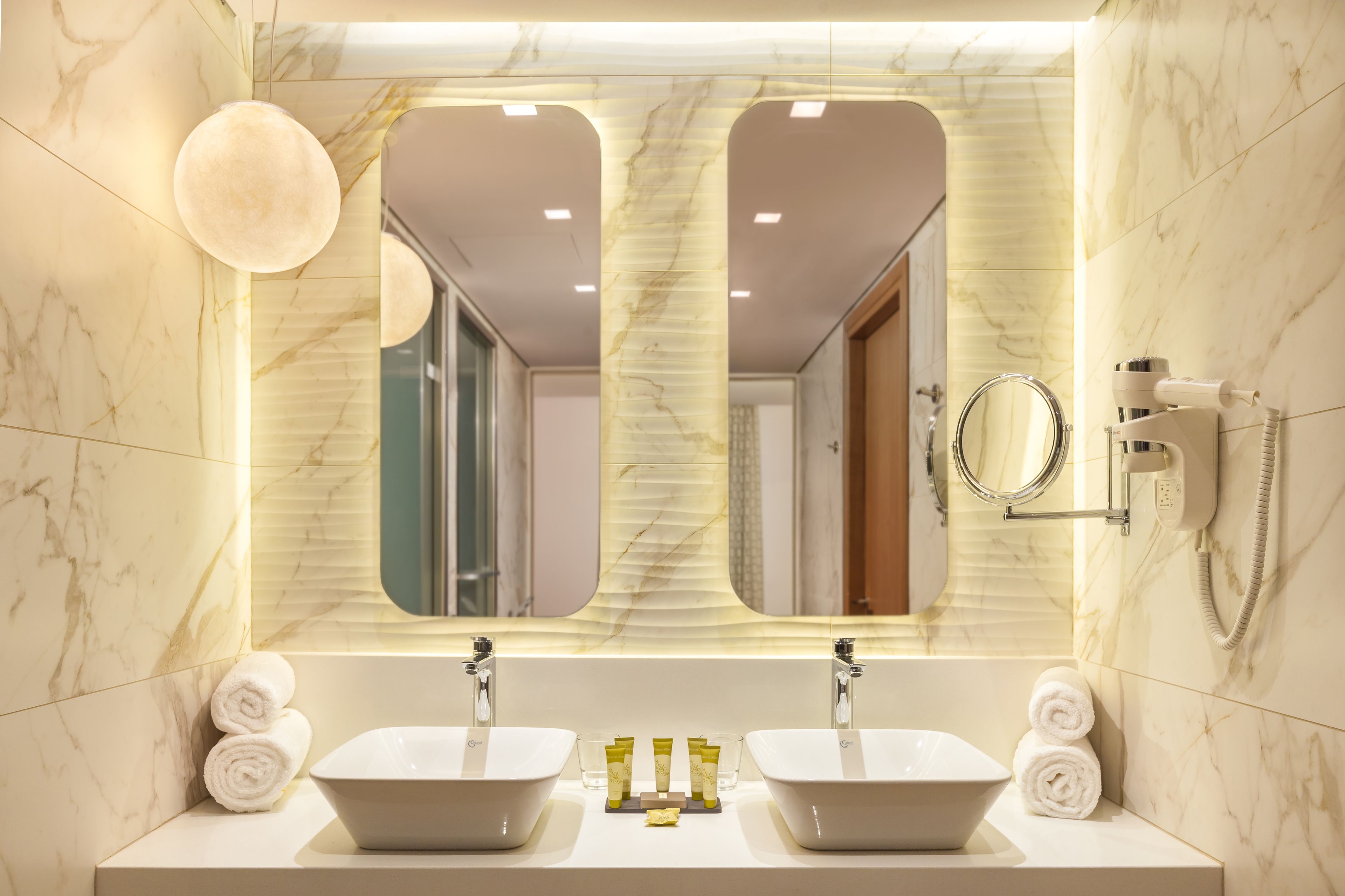 junior suite, non smoking | bathroom | shower, rainfall showerhead, free toiletries, hair dryer