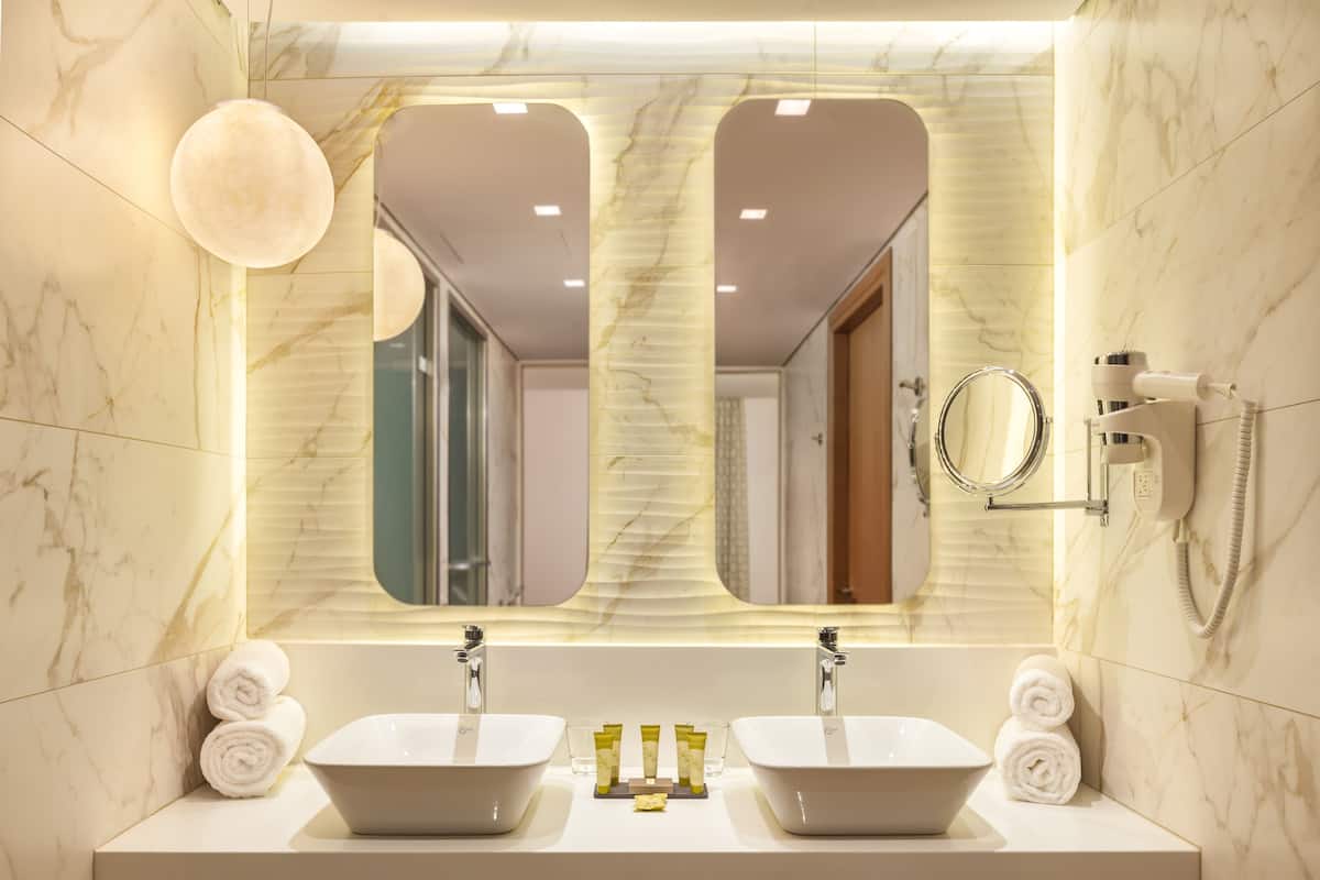 junior suite, non smoking | bathroom | shower, rainfall showerhead, free toiletries, hair dryer