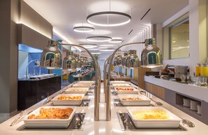 朝食 (ビュッフェ)、毎日提供 (無料)