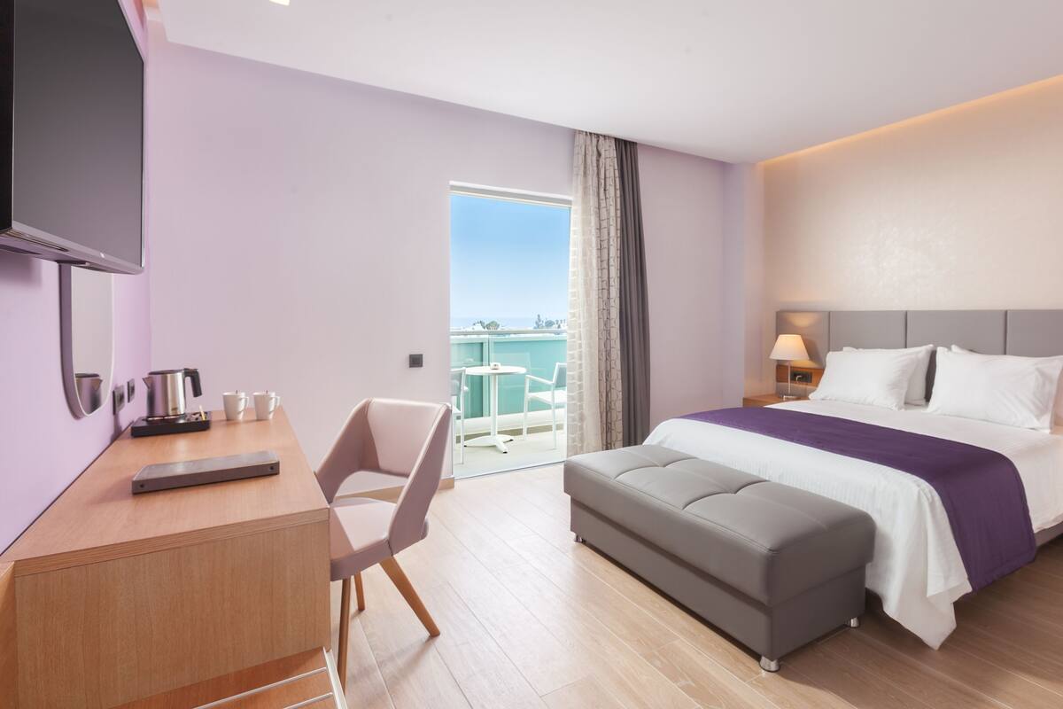 Habitación City con 1 cama doble o 2 individuales, accesible para personas con discapacidad | Colchones viscoelásticos, caja fuerte, escritorio y cortinas opacas