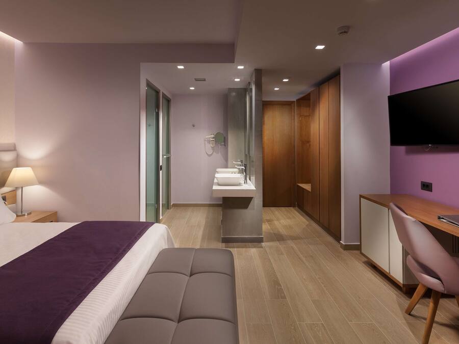 Betten mit Memory-Foam-Matratzen, Zimmersafe, Schreibtisch