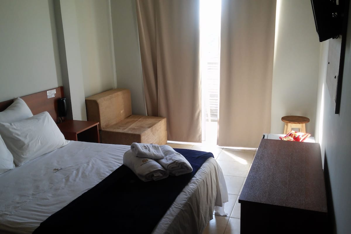 standard double room, 1 double bed | minibar, in-room safe, desk, soundproofing