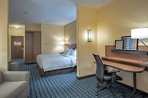 办公桌、笔记本电脑工作区、遮光窗帘、熨斗/熨衣板