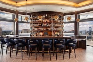 3 bars/lounges, lobby lounge