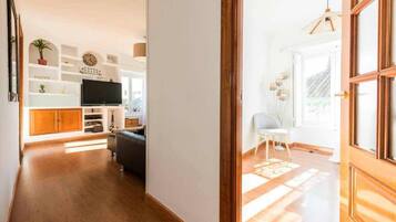 Apartamento, 2 habitaciones, vistas a la ciudad | Zona de estar | Una televisión de pantalla plana