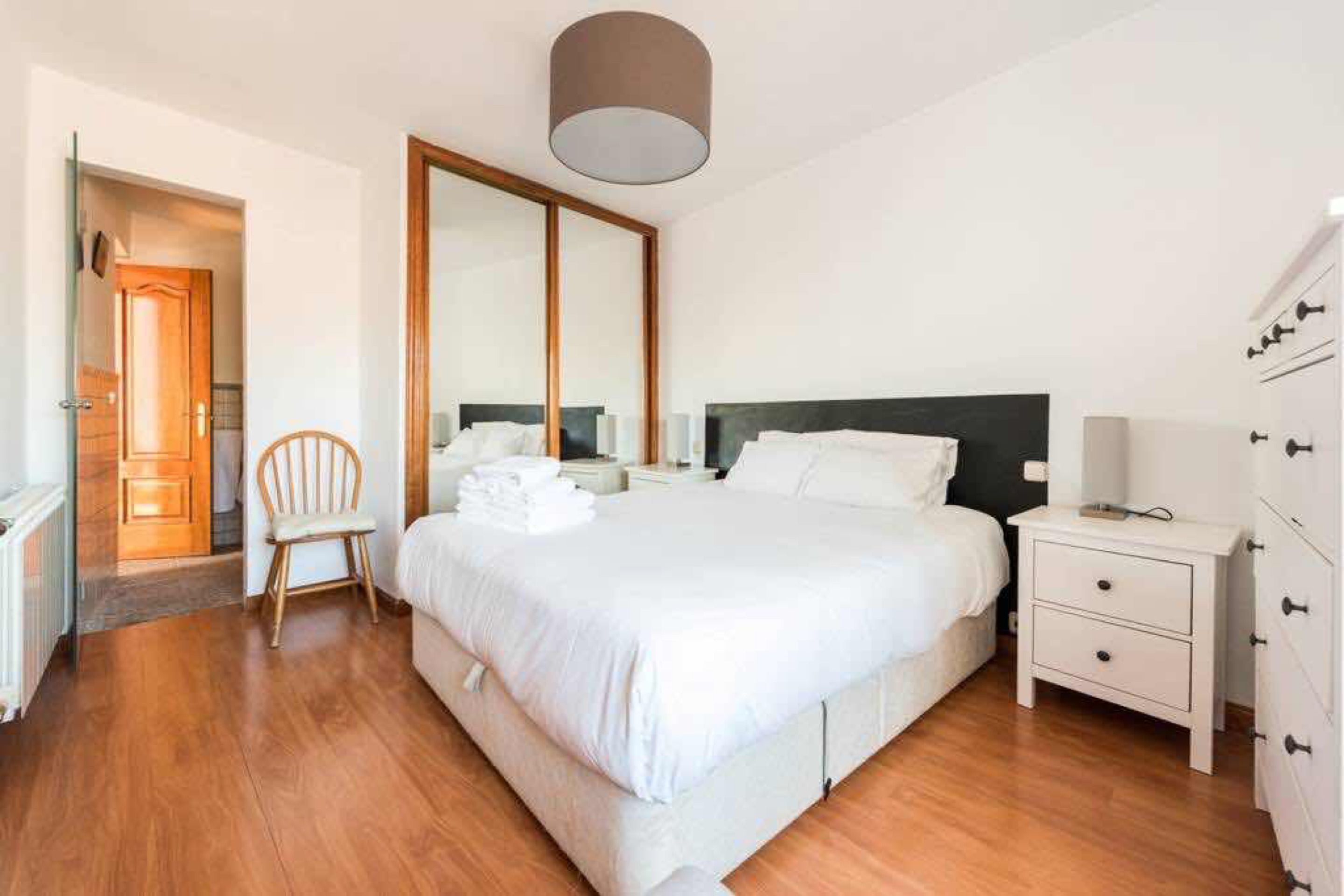 Apartamento, 2 habitaciones, vistas a la ciudad | 2 dormitorios, edredones de plumas, cortinas opacas