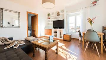 Apartamento, 2 habitaciones, vistas a la ciudad | Sala de estar | Una televisión de pantalla plana