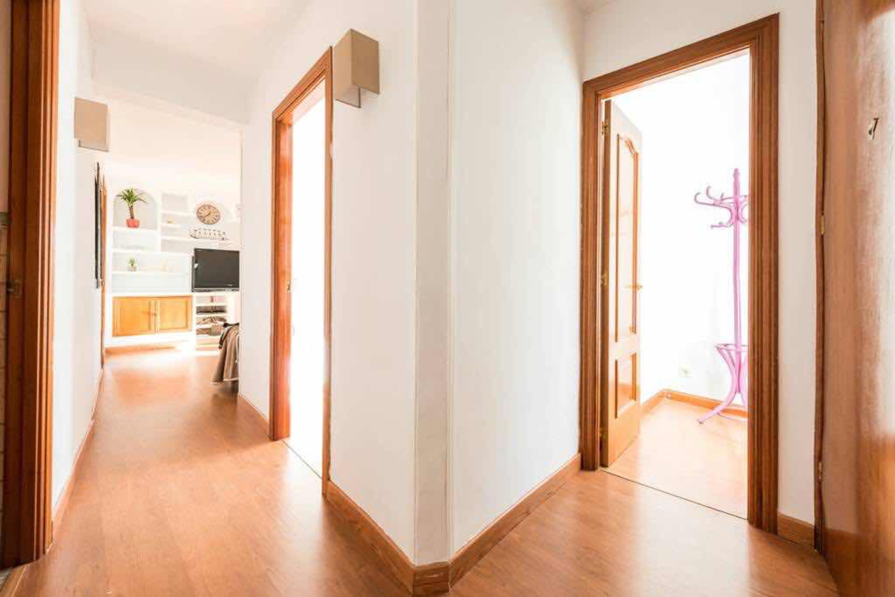 Apartamento, 2 habitaciones, vistas a la ciudad | Zona de estar | Una televisión de pantalla plana