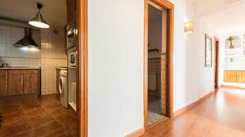 Apartamento, 2 habitaciones, vistas a la ciudad | Cocina privada | Frigorífico grande, microondas, horno y placa de cocina