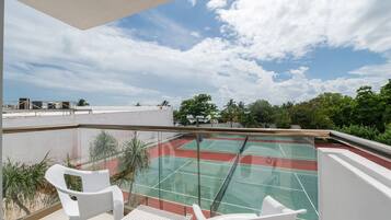Standard Room, 1 Bedroom | Peti besi dalam bilik, dihias secara berasingan, meja