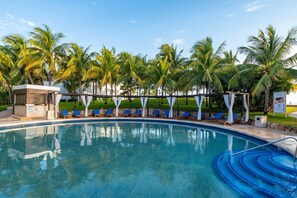 2 outdoor pools, open 8:00 AM to 8:00 PM, pool umbrellas, sun loungers - Dos Playas by Faranda All Inclusive (Cancun)