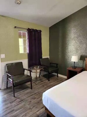 Desk, free WiFi, bed sheets, wheelchair access - Europa Inn & Suites (Desert Hot Springs)