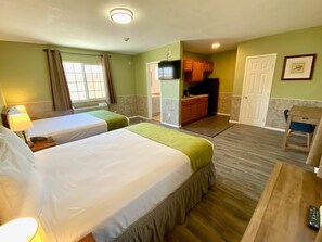 Desk, free WiFi, bed sheets, wheelchair access - Europa Inn & Suites (Desert Hot Springs)