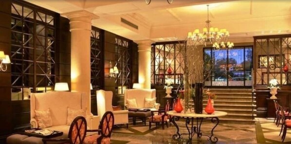 2 bares, bar junto a la piscina