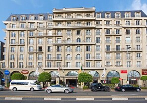 Fachada de la propiedad por la tarde o noche