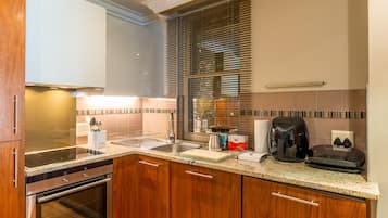 Luxury Suite, 1 Bedroom, Kitchen, Mountain View | Private kitchen | Full-size fridge, microwave, oven, stovetop