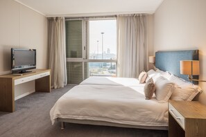 Apartment, 2 Bedrooms, Kitchen, Harbour View | 2 bedrooms, premium bedding, in-room safe, desk - Harbour Bridge - WHosting (Cape Town)