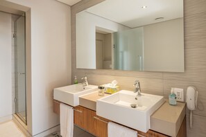 Apartment, 2 Bedrooms, Kitchen, Harbor View | Bathroom | Separate tub and shower, deep soaking tub, rainfall showerhead - Harbour Bridge - WHosting (Cape Town)