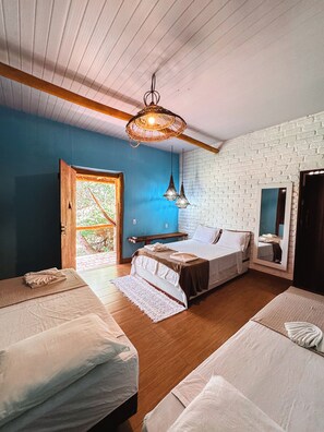 Decoración personalizada, muebles diferentes y cortinas blackout