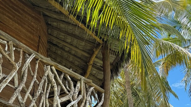 A wooden structure with a thatched roof and a decorative railing. - Pousada Rancho do Buna (Barreirinhas)