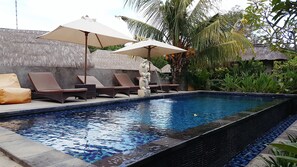 Outdoor pool, pool loungers - The Akah Cottage (Lembongan Island)