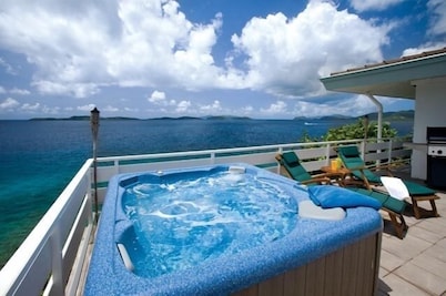 10 MINUTE WALK TO BEACH, ON THE WATER! NEW HOT TUB!
GREAT VIEWS , NEW POOL!