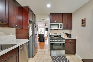 Fridge, microwave, stovetop, dishwasher - Pacific Beach Apartment: Walk to Beach & Pier! (San Diego)