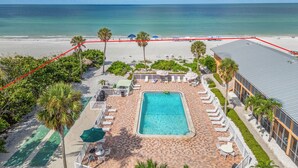 Un resort con piscina, playa y vista al océano.