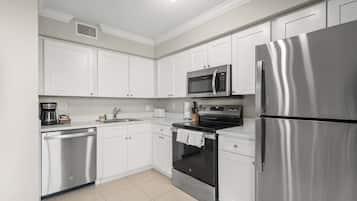 冰箱、微波炉、烤箱、炉灶