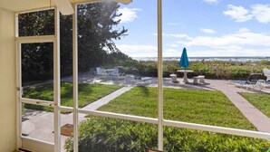 Une terrasse avec des meubles d’extérieur et une vue sur l’océan.