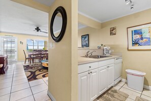 Een koelkast, een magnetron, een oven, een kookplaat